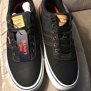Men’s leather black Levi’s sneakers size 9
